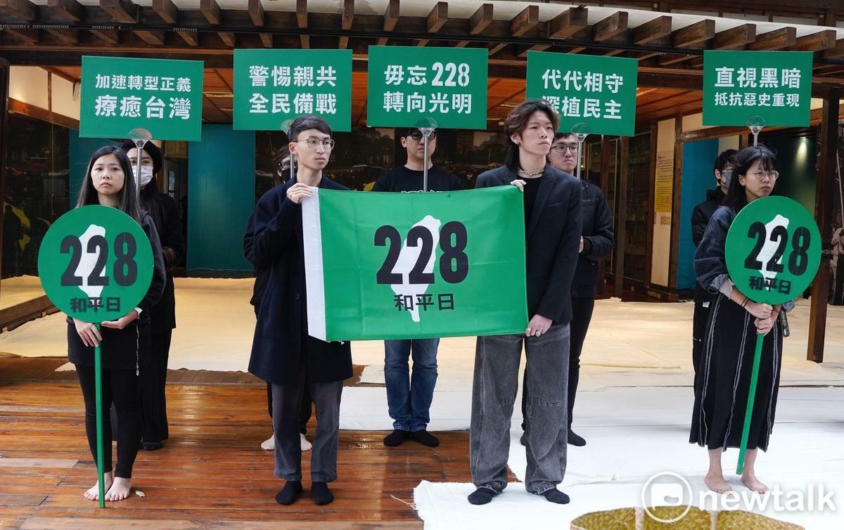 228七十八週年紀念行動行前記者會在蔡瑞月舞蹈研究社舉行，蔡瑞月舞蹈研究社、台灣基督長老教會總會等團體在記者會中，以手語詩、行動劇表達228的歷史悲劇。 圖：張良一/攝