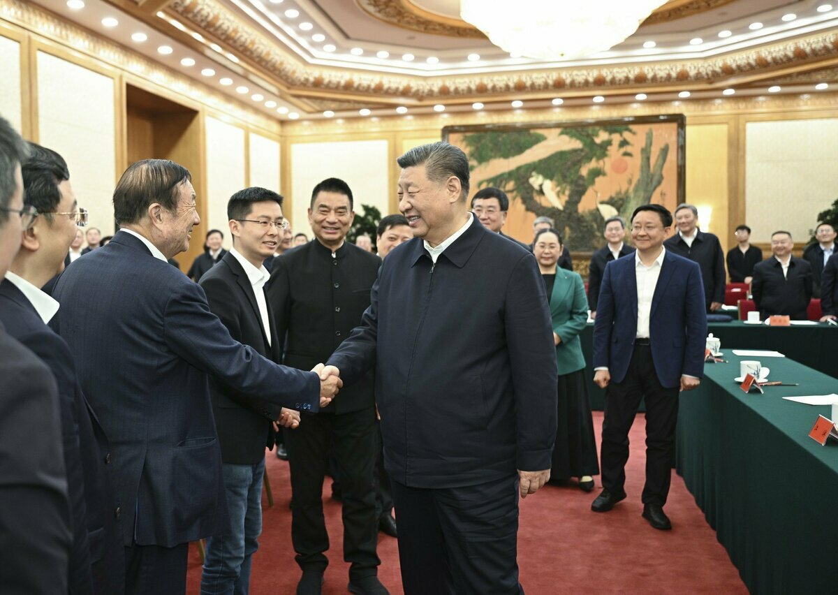 華為董事長任正非與中國領導人習近平握手。 圖：截自「x」@Trumanchen4