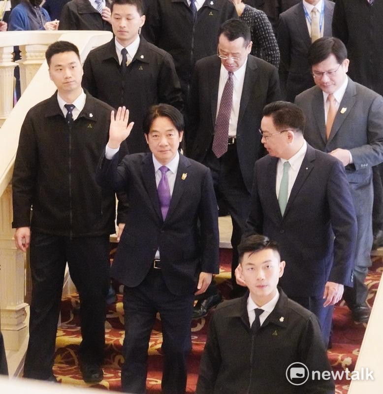 總統賴清德在國安會秘書長吳釗燮、國防部長顧立雄和外交部長林佳龍等人的陪同下出席「哈利法克斯台北論壇」。 圖：張良一/攝