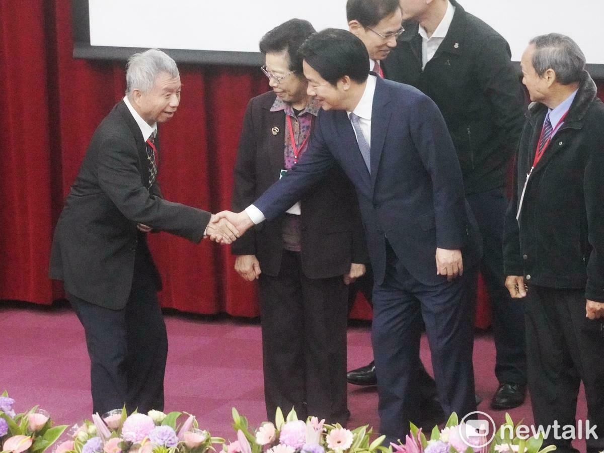 總統賴清德今（21）天出席「健保30週年永續研討會」開幕式，總統和推動健保的前衛生署長張博雅、葉金川和楊志良等前任官員合影前，一一向他們握手致意。。 圖：張良一/攝