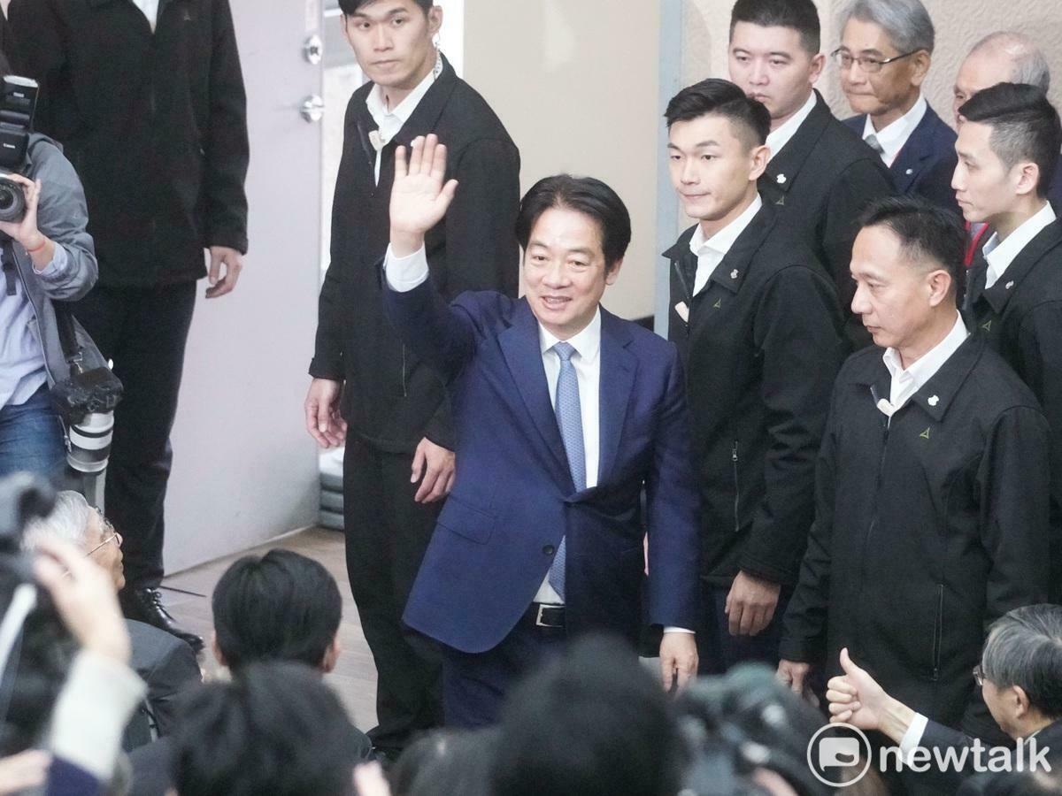 總統賴清德今（21）天出席「健保30週年永續研討會」開幕式時，向與會人士揮手致意。 圖：張良一 / 攝（資料照）