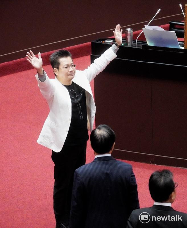 吳春城宣布請辭立委，「熊大律師」陳君瑋指出，黃國昌黨應該已沒辦法容忍吳春城，吳春城後續法律會是硬戰。 圖：張良一/攝