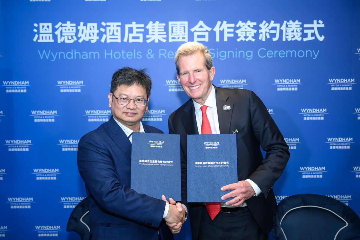 溫德姆酒店集團總裁兼 CEO Geoff BALLOTTI（右）與三好國際酒店集團董事長陳國周（左）簽署合作備忘錄。兩集團強強聯手，積極開拓台灣市場。 圖：溫德姆酒店集團／提供