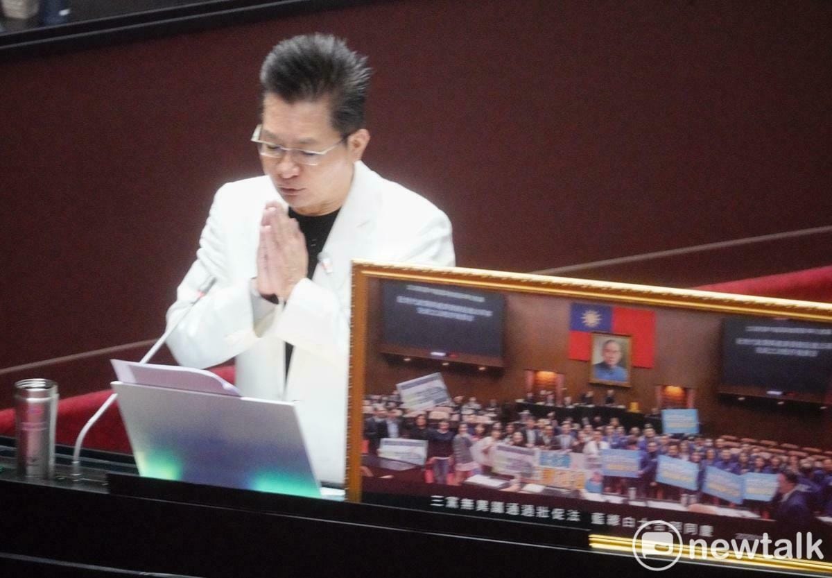 民眾黨立委吳春城在立法院院會總質詢時，宣布請辭立法委員一職。 圖：張良一/攝