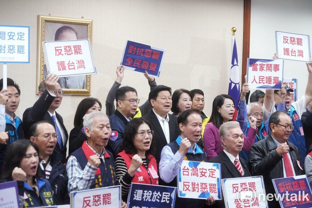 國民黨立院黨團總召傅崐萁、書記長王鴻薇等人今（26） 天出席泛藍團體舉辦的記者會，並和眾人在會中高喊：「反惡罷 護台灣」等口號。 圖：張良一/攝