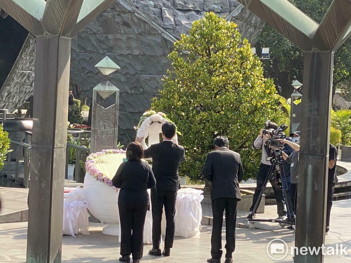 台北市政府28日於二二八和平公園，舉行二二八事件78週年紀念儀式，台北市長蔣萬安獻花致意。 圖：林朝億/攝