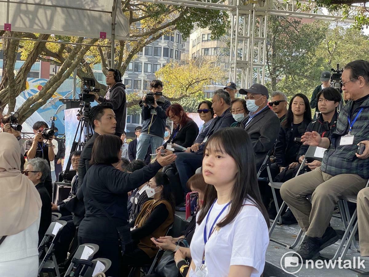 台北市政府28日於二二八和平公園，舉行二二八事件78週年紀念儀式，受難家屬向蔣萬安抗議，蔣萬安雖然看過來，卻沒有跟抗議者雙目對視。 圖：林朝億/攝