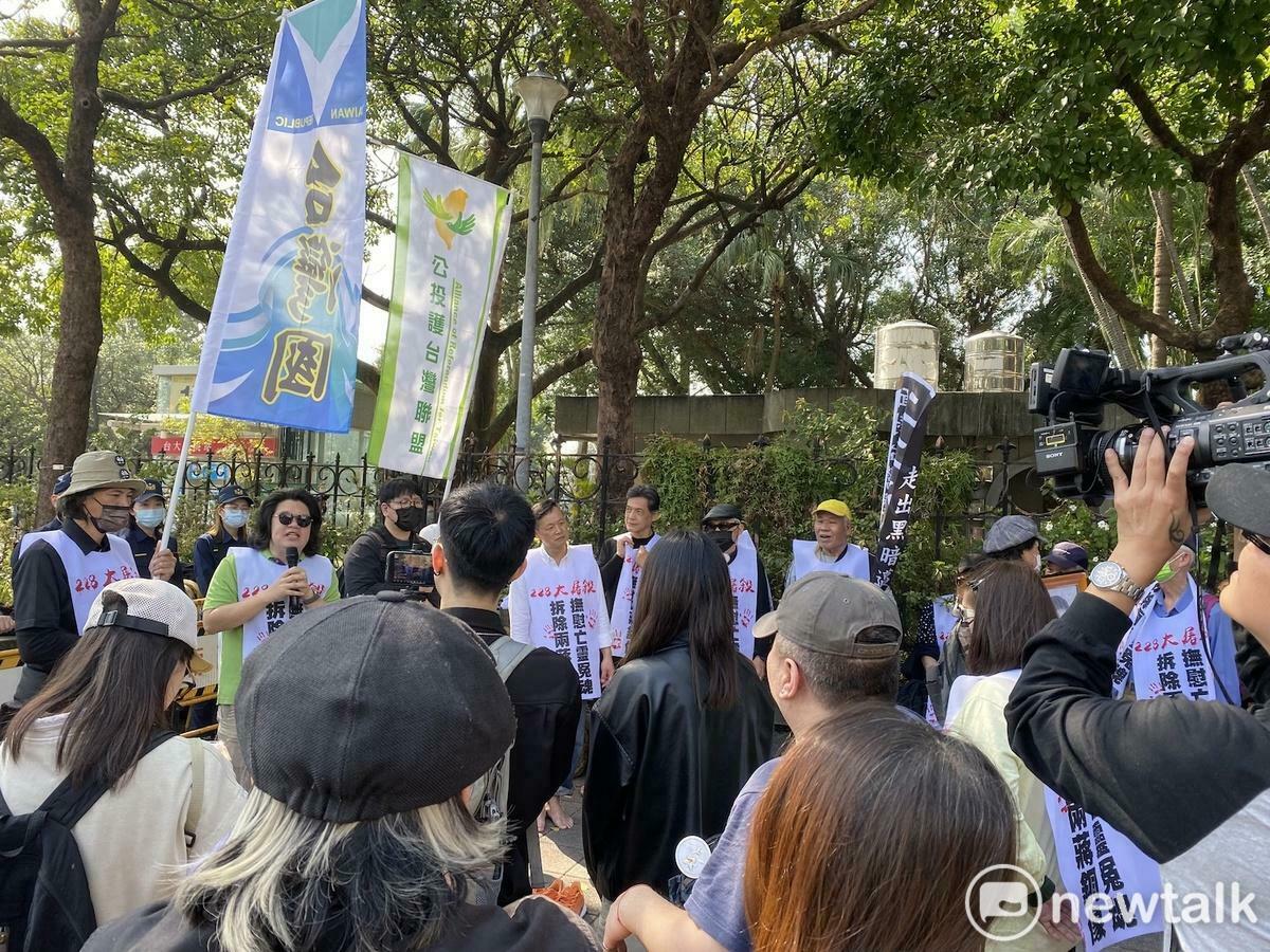 台北市政府28日於二二八和平公園，舉行二二八事件78週年紀念儀式，獨派團體場外抗議。 圖：林朝億/攝