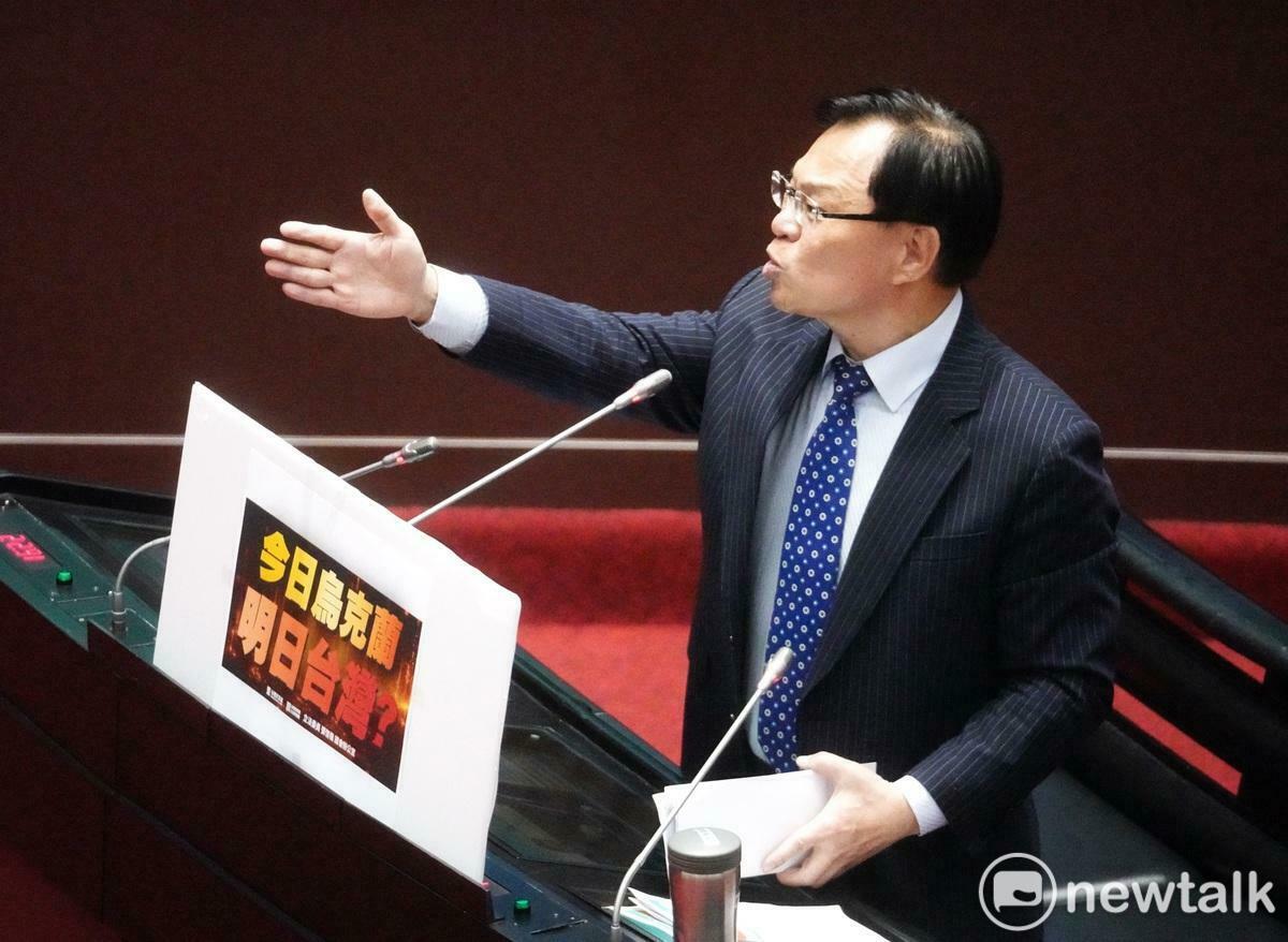 台灣民眾黨立委張啓楷在立院永安會總質詢時，和行政院長卓榮泰針鋒相對，場面相當火爆。 圖：張良一 / 攝