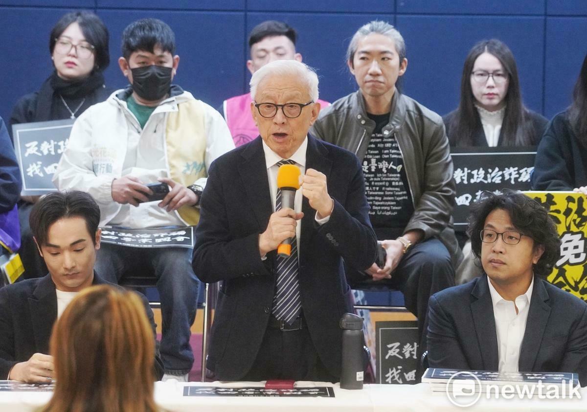 來自全台各地罷免國民黨立委的罷免團體今早在台北大會師，並舉行宣示二階過關、罷免網站啟動、罷免宣講團成立記者會。圖為聯電創辦人、罷免第三號志工曹興誠在會中致詞。 圖：張良一/攝