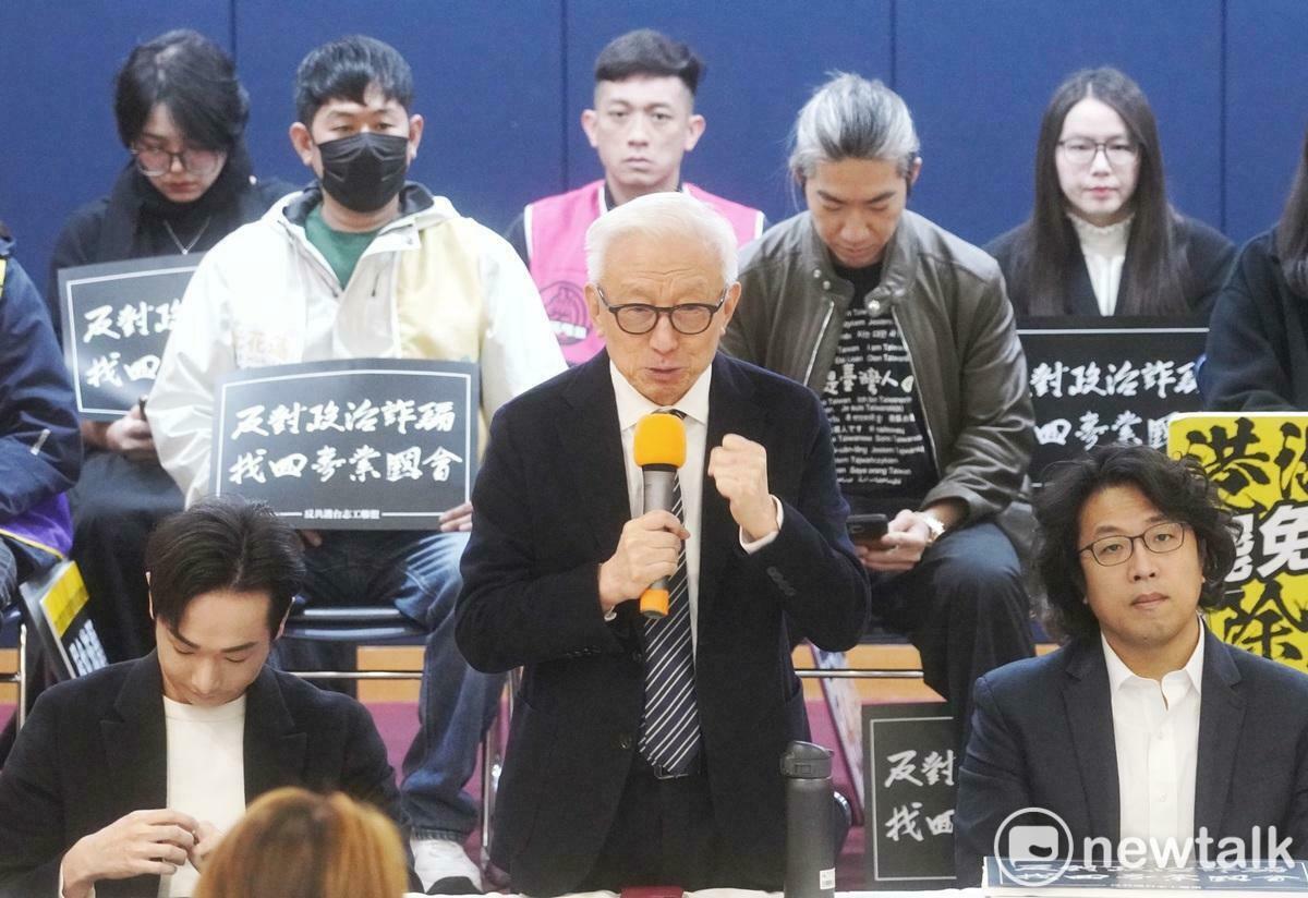 來自全台各地罷免國民黨立委的罷免團體今早在台北大會師，並舉行宣示二階過關、罷免網站啟動、罷免宣講團成立記者會。（圖為聯電創辦人、罷免第三號志工曹興誠在會中致詞） 圖：張良一/攝