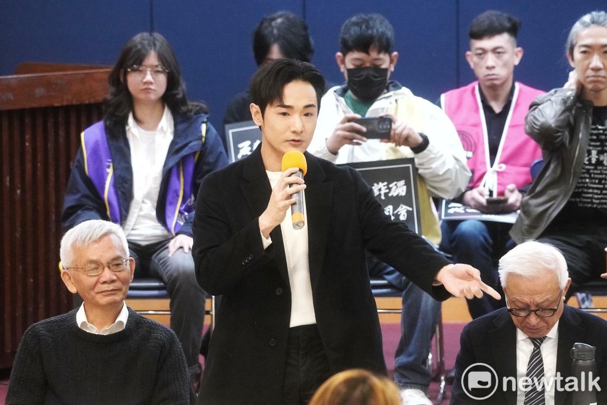 來自全台各地罷免國民黨立委的罷免團體今早在台北大會師，並舉行宣示二階過關、罷免網站啟動、罷免宣講團成立記者會。（圖為罷免傅崐萁領銜人八炯在會中致詞） 圖：張良一/攝