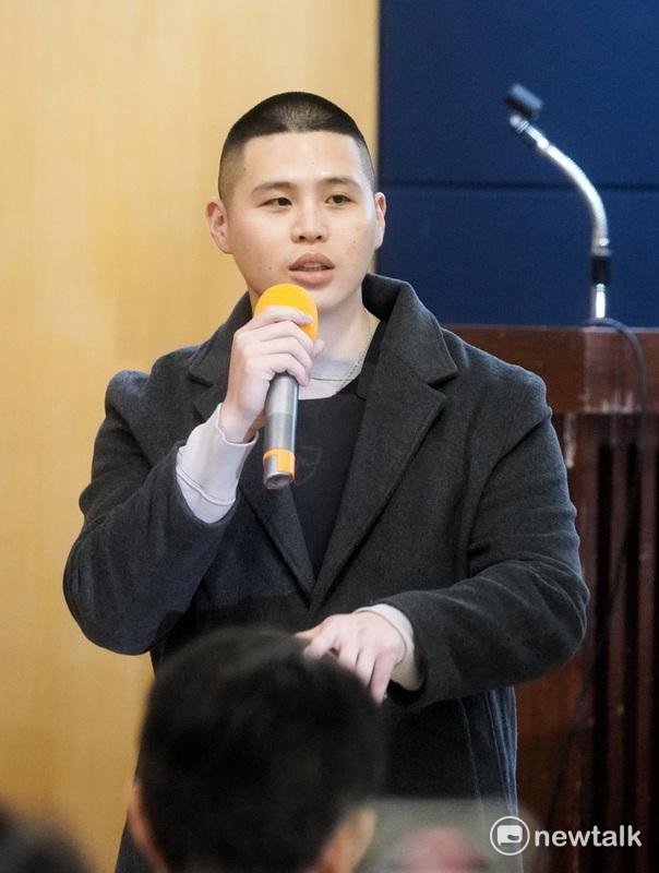 來自全台各地罷免國民黨立委的罷免團體今早在台北大會師，並舉行宣示二階過關、罷免網站啟動、罷免宣講團成立記者會。（圖為罷免志工閩南郎在會中致詞） 圖：張良一/攝（資料照）