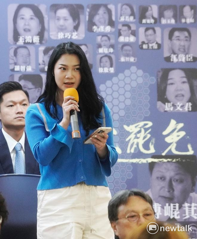 來自全台各地罷免國民黨立委的罷免團體今早在台北大會師，並舉行宣示二階過關、罷免網站啟動、罷免宣講團成立記者會。（圖為罷免王鴻薇的刪除薇害團體發言人阿美在會中致詞） 圖：張良一/攝