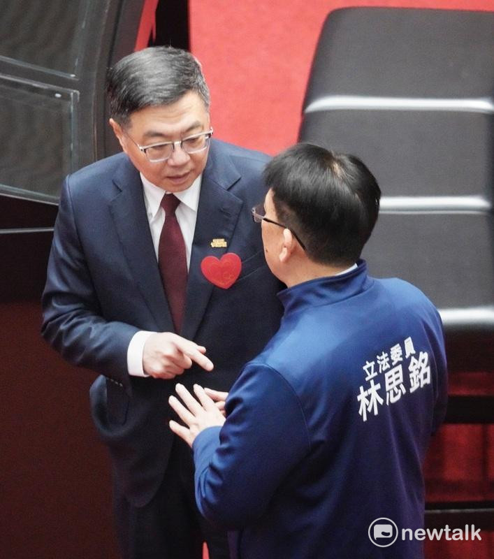 立法院院會上午決議114年度中央政府總預算覆議案12日進行投票，列席的行政院長卓榮泰走到國民黨立委席，向國民黨立委林思銘等人握手致意。 圖：張良一/攝