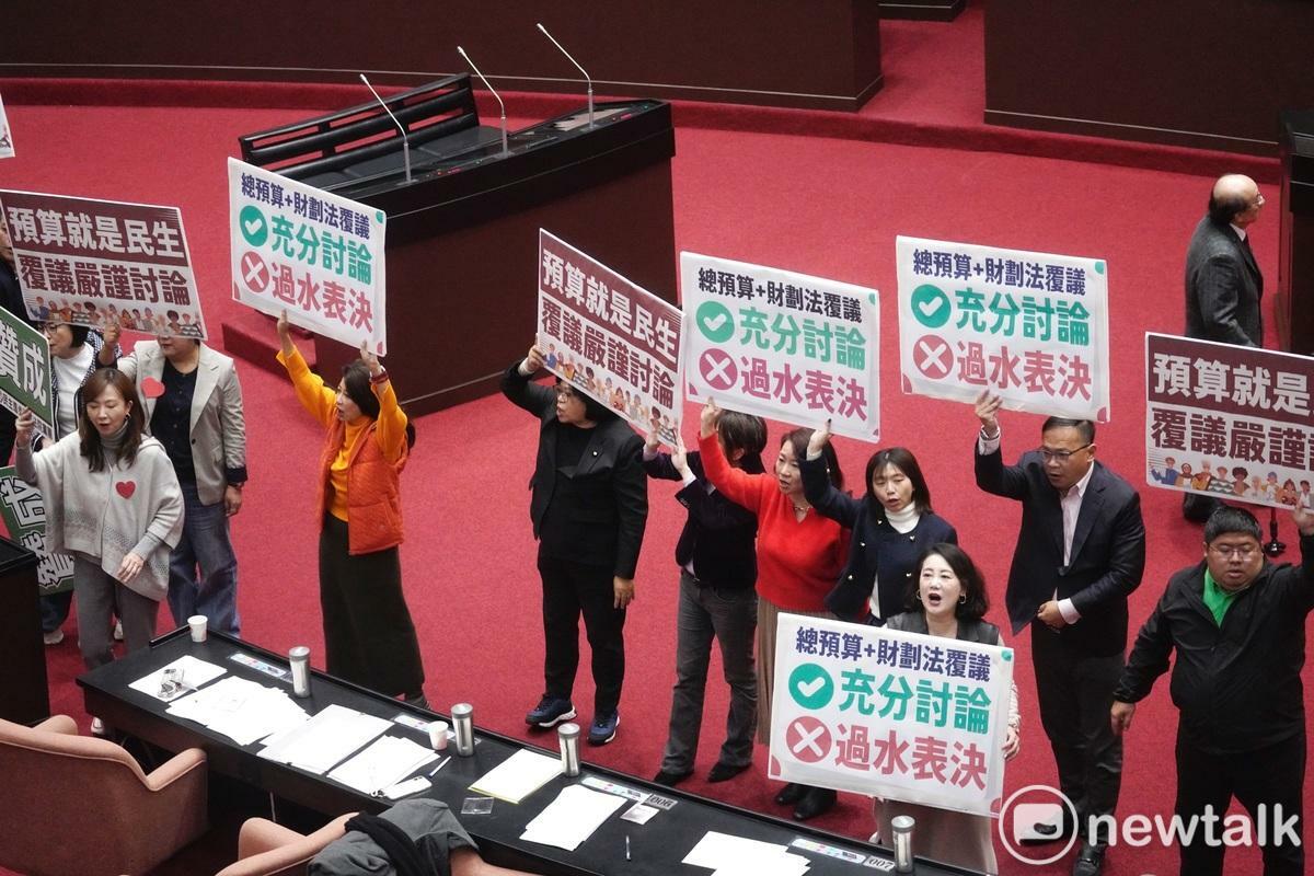 民進黨團痛批藍黨團總召傅崐萁，羞辱部會首長，把詢答成為廉價脫口秀。 圖：張良一/攝（資料照）