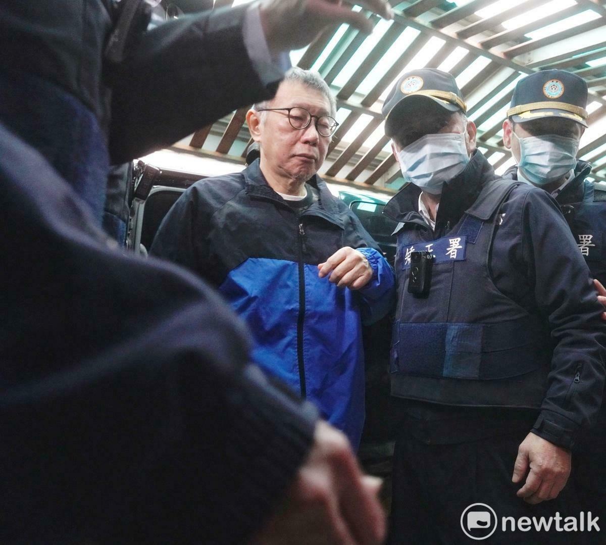 律師黃帝穎表示，一般在押被告，依據羈押法規定，申請戒護返家，均給予配戴戒具，今天未上戒具禮遇柯文哲，「司法至少四度禮遇柯文哲」，痛批民眾黨得了便宜還賣乖。 圖：張良一/攝