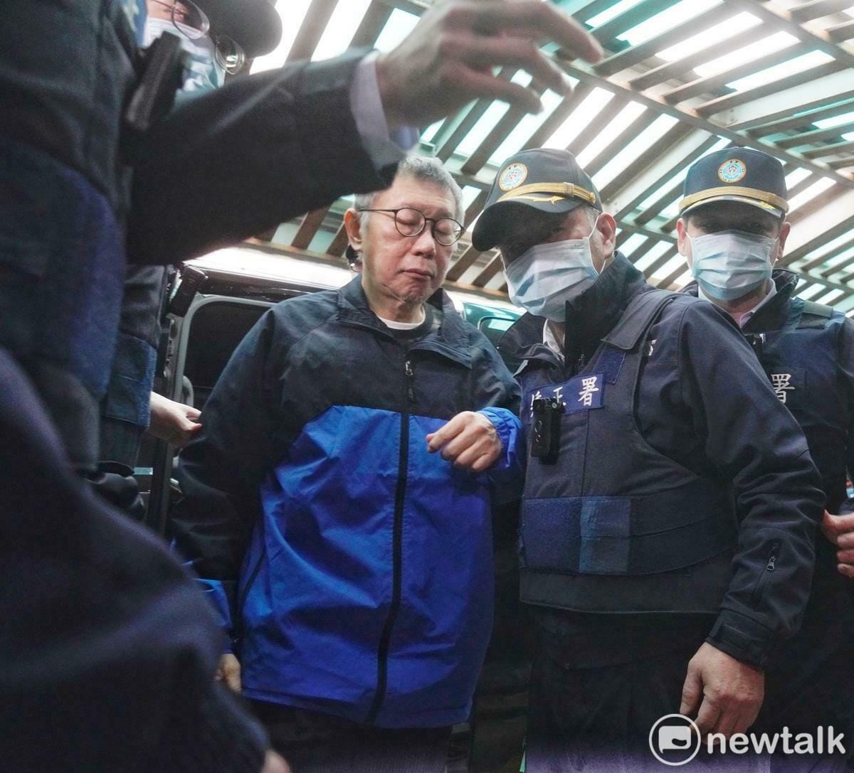 前台北市長柯文哲在法警的重重介護下抵達新竹殯儀館其父親柯承發靈前。 圖：張良一 / 攝（資料照）