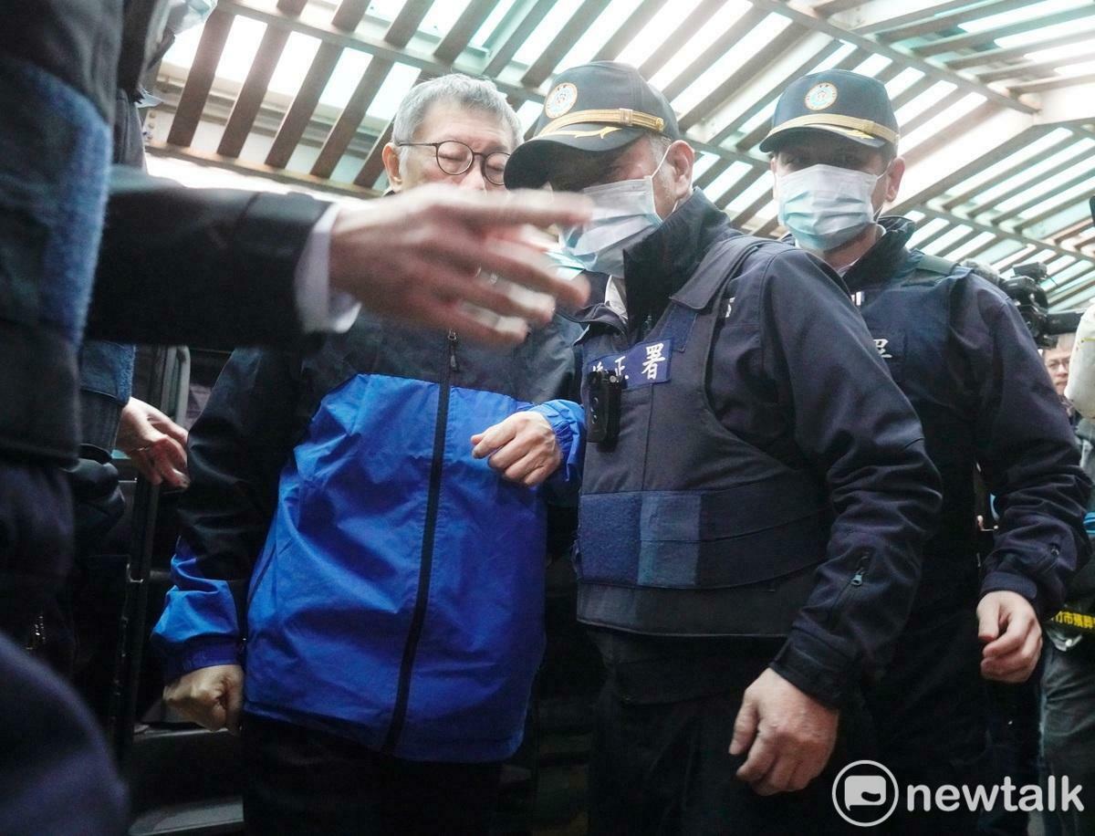 前台北市長柯文哲在法警的重重介護下抵達新竹殯儀館其父親柯承發靈前。 圖：張良一/攝