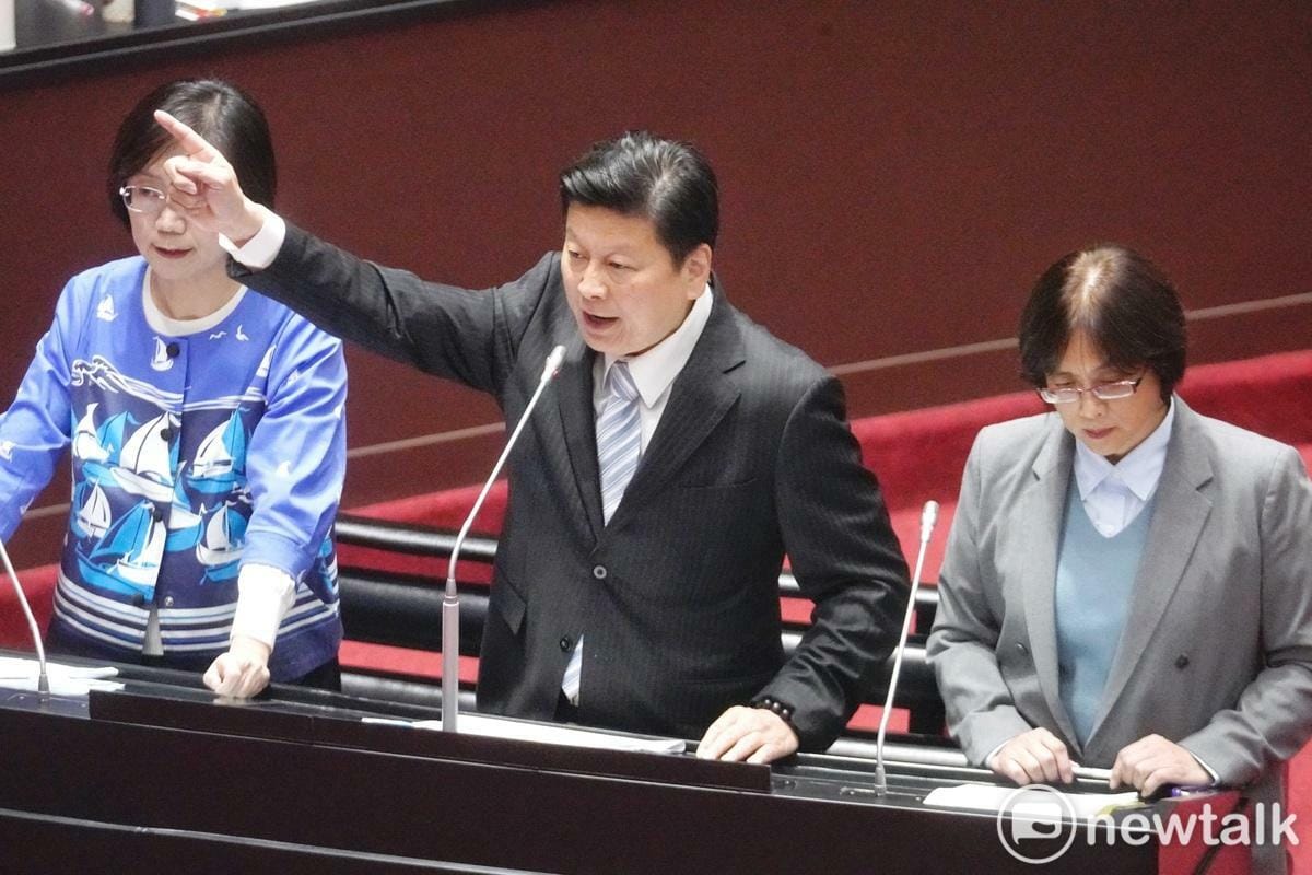 國民黨立院黨團總召傅崐萁（圖中）。 圖：張良一/攝（資料照）