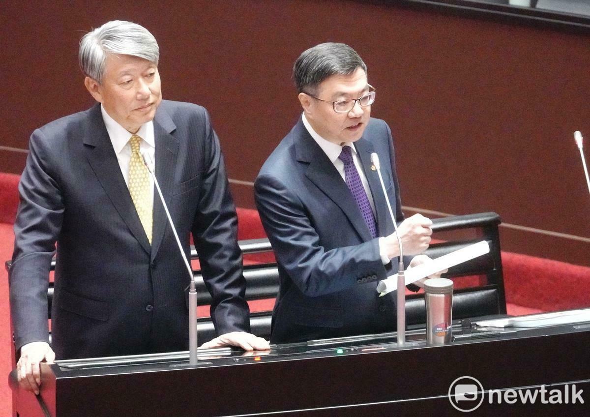 行政院長卓榮泰列席立法院全院委員會總預算案覆議案審查會時，和質詢的國民黨立院黨團總召傅崐萁針鋒相對。 圖：張良一/攝