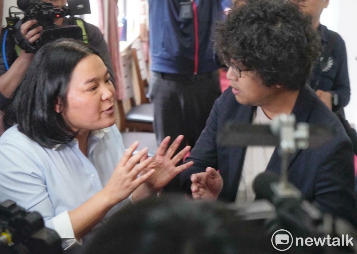 國民黨立委陳玉珍在立院全院委員會財劃法覆議案審查會時和民進黨立委爆發言語衝突，甚至到休息時間時，陳玉珍仍和民進黨立委沈伯洋爭鋒相對。 圖：張良一/攝