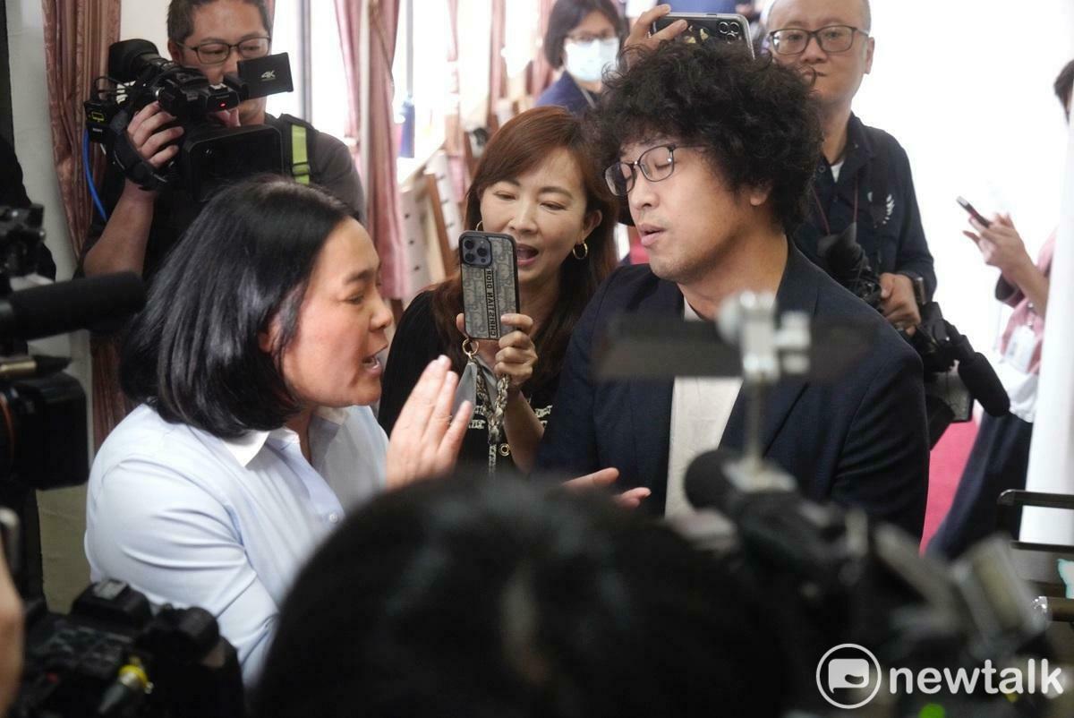 國民黨立委陳玉珍在立院全院委員會財劃法覆議案審查會時和民進黨立委爆發言語衝突，甚至到休息時間時，陳玉珍仍和民進黨立委沈伯洋爭鋒相對。 圖：張良一/攝