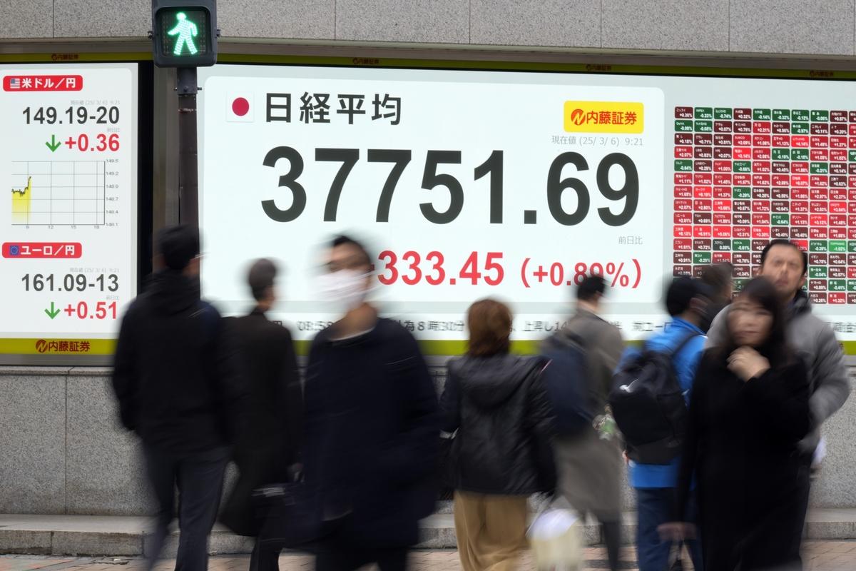 美國總統川普週二（22日）宣布對日本進口產品的對等關稅改為 15%之後，日圓今（23）日兌一美元匯率一度升值 0.3%，但隨後回吐漲幅，目前於平盤 146.6 附近震盪；日本30年期公債的殖利率升至 3.12%。日本股市則大漲。 圖：達志影像／美聯社