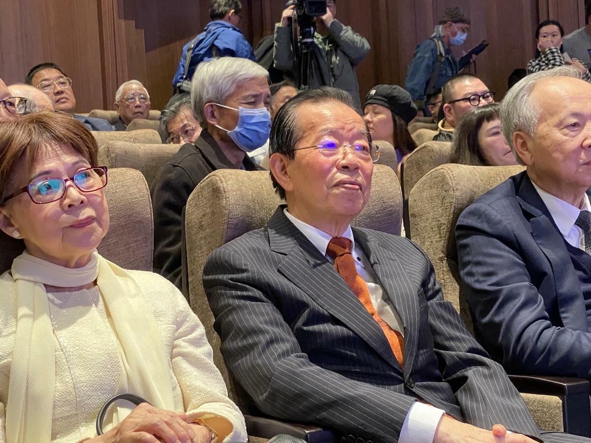 總統府資政謝長廷(中)與夫人游芳枝(左一)出席新書發表會 資料照片：林朝億/攝