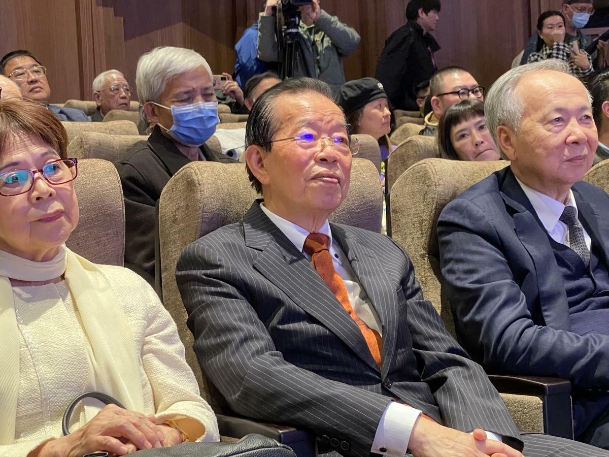 總統府資政謝長廷(中)與夫人游芳枝(左一)出席新書發表會 圖：林朝億/攝