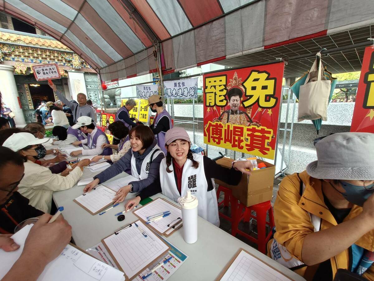 在政策宣講會旁，還有罷免連署站。 圖：唐復年／攝
