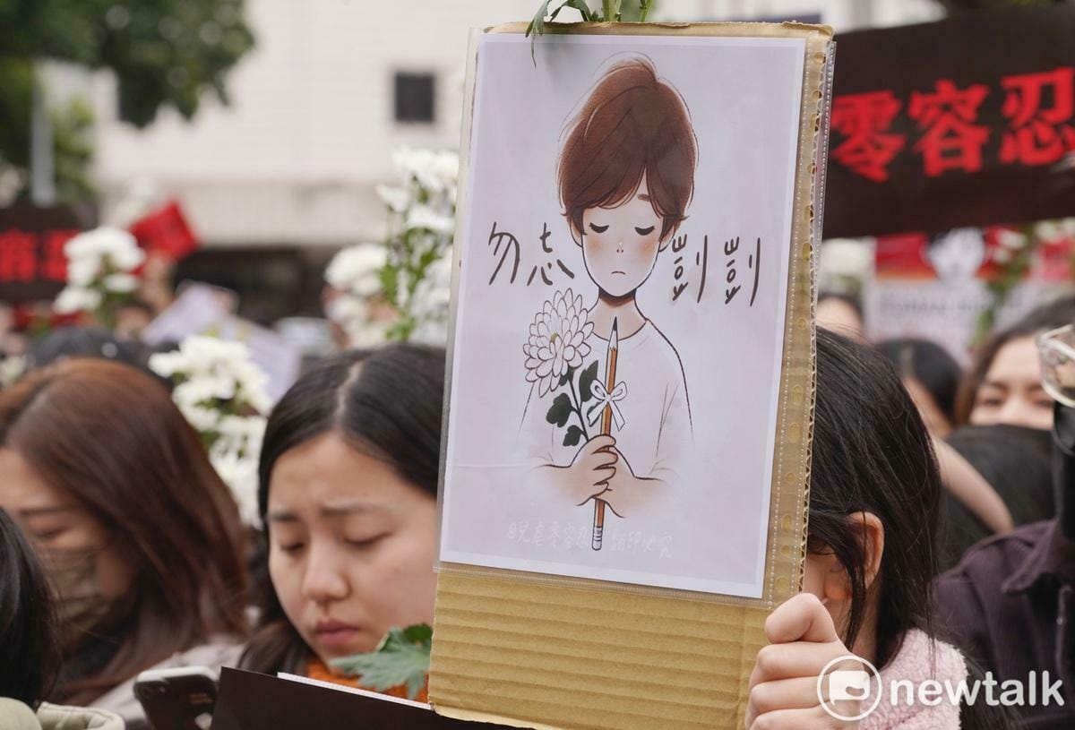 1歲10個月大男童「剴剴」遭劉姓保母劉虐死案今第四度開庭，數百位年輕爸爸媽媽著白衣帶白花，紅著眼眶，帶著稚齡幼兒在法院前高喊「惡魔保母唯一死刑」口號，場面相當悲憤激動。 圖：張良一／攝