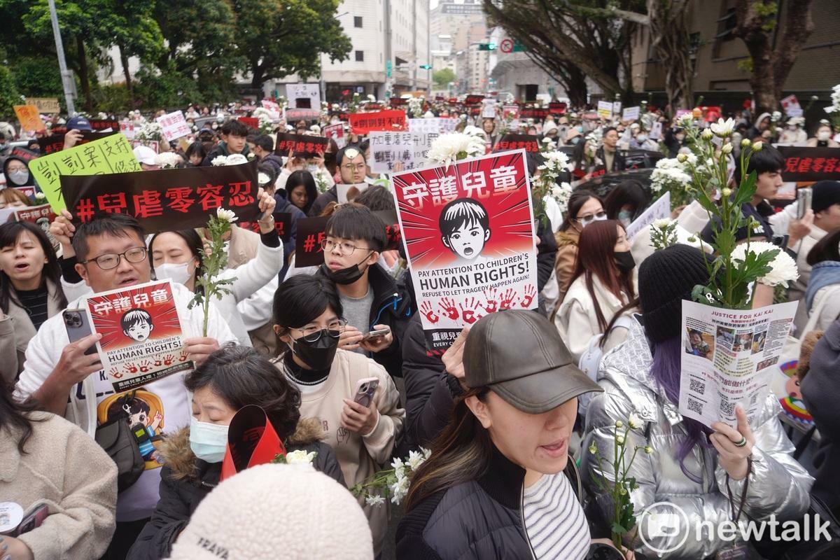 1歲10個月大男童「剴剴」遭劉姓保母劉虐死案今第四度開庭，數百位年輕爸爸媽媽著白衣帶白花，紅著眼眶，帶著稚齡幼兒在法院前高喊「惡魔保母唯一死刑」口號，場面相當悲憤激動。 圖：張良一／攝（資料照片）