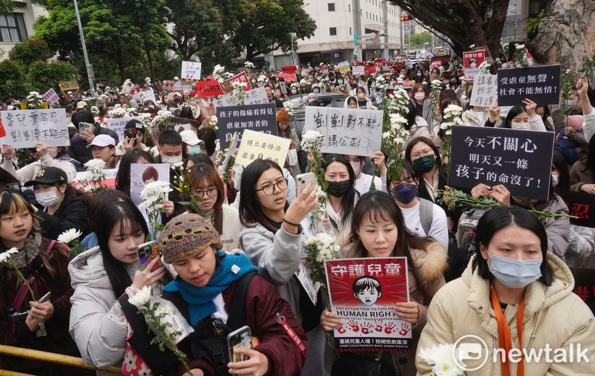 1歲10個月大男童「剴剴」遭劉姓保母劉虐死案今第四度開庭，數百位年輕爸爸媽媽著白衣帶白花，紅著眼眶，帶著稚齡幼兒在法院前高喊「惡魔保母唯一死刑」口號，場面相當悲憤激動。 圖：張良一／攝（資料照）