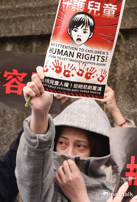1歲10個月大男童「剴剴」遭劉姓保母劉虐死案今第四度開庭，數百位年輕爸爸媽媽著白衣帶白花，紅著眼眶，帶著稚齡幼兒在法院前高喊「惡魔保母唯一死刑」口號，場面相當悲憤激動。 圖：張良一/攝