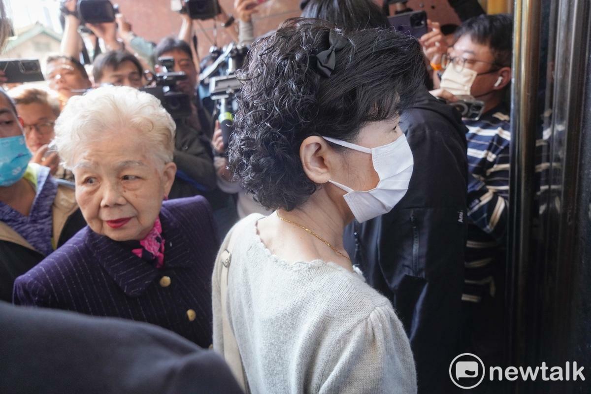 柯文哲案今開庭，柯文哲母親何瑞英、太太陳佩琪也到庭旁聽。 圖：張良一 / 攝