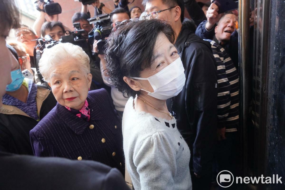 柯文哲案今開庭，柯文哲母親何瑞英、太太陳佩琪也到庭旁聽。 圖：張良一 / 攝