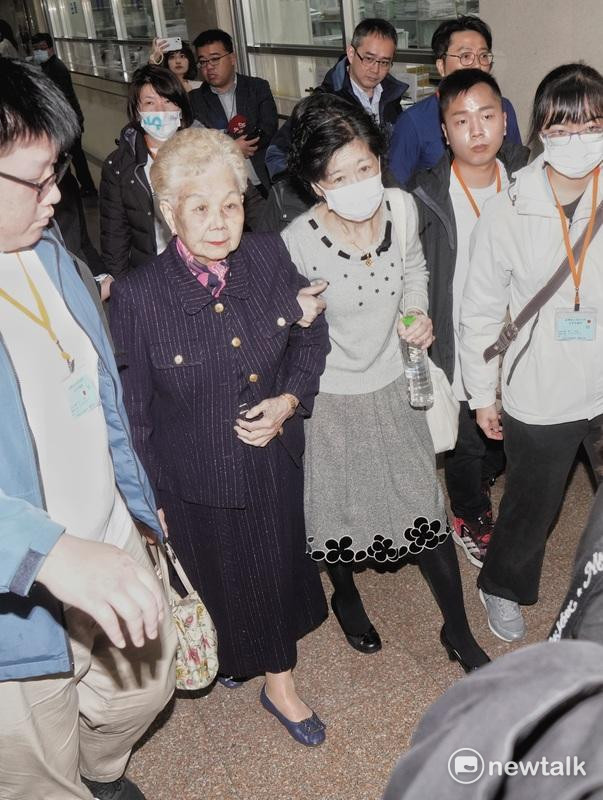 台北地方法院今開庭審理前台北市長柯文哲等人涉京華城容積率收賄等案，柯文哲的母親何瑞英、妻子陳佩琪到庭旁聽。 圖：張良一 / 攝