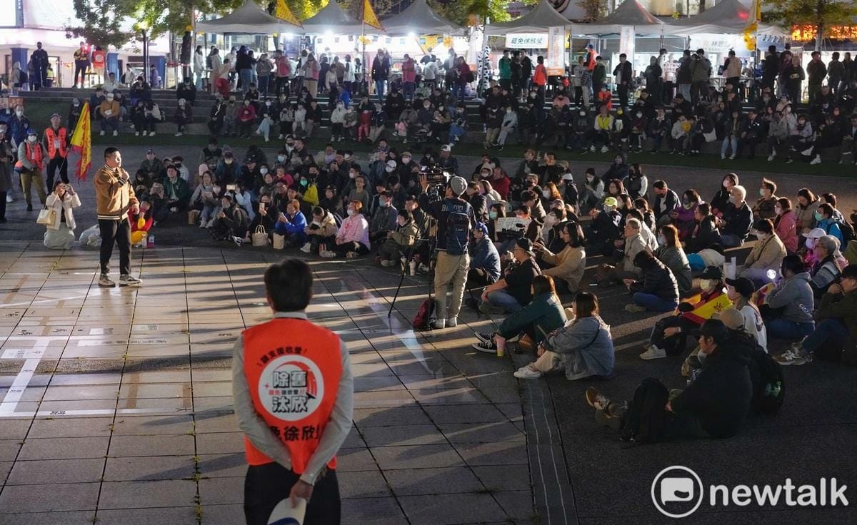 新竹地區4大罷免公民團體21日晚間在新竹火車站站前廣場舉行「新竹人，你罷了嗎？」罷免大會師。 圖：張良一/攝