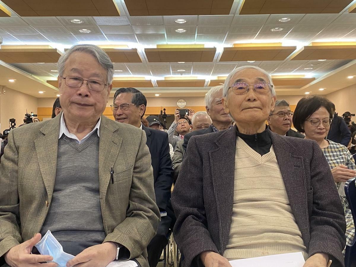 罷免團體花蓮微光、台灣勵志協會、反共護台志工聯盟等今日在台大校友會館發起「罷傅愛花蓮、反共護台灣」 記者招待會，出席者中央研究院院士廖運範(右)、中央研究院院士林明璋 圖：林朝億/攝