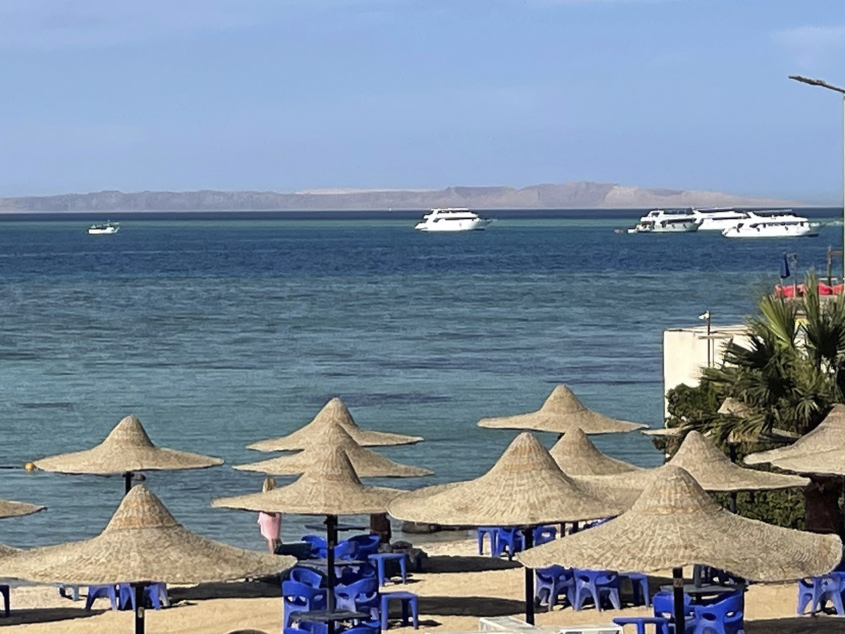 埃及當地時間周四（27日），一艘旅遊潛水艇在埃及紅海熱門目的地赫爾格達沉沒，船隻搜尋倖存者。 圖：達志影像／美聯社