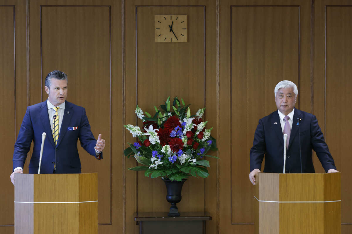 美國防長海格塞斯（Pete Hegseth）昨（30）日訪問日本，與日本防衛大臣中谷元舉行會談。 圖：達志影像／美聯社