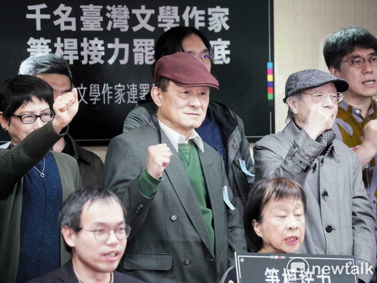36位台灣作家今出席在立法院舉行的「千名臺灣文學作家筆桿接力，罷免到底！主張罷免不適任立委，是我們的義務——臺灣文學作家連署聲明記者會」。圖為演員陳慕儀（中）與作家們一起呼口號。 圖：張良一/攝
