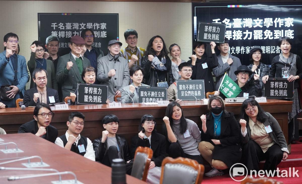 36位台灣作家今出席在立法院舉行的「千名台灣文學作家筆桿接力，罷免到底！主張罷免不適任立委，是我們的義務——台灣文學作家連署聲明記者會」，並在會中呼喊：「筆桿接力 罷免到底」等口號。 圖：張良一/攝