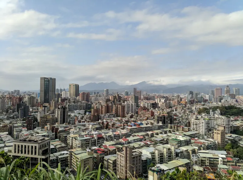 根據六都地政局公布的三月份建物買賣移轉棟數，統計六都建物之買賣移轉棟數共達 18,211棟、月增 16.8%、年減 21.1%。各市的買賣移轉量均比二月份成長。 圖：台灣房屋／提供