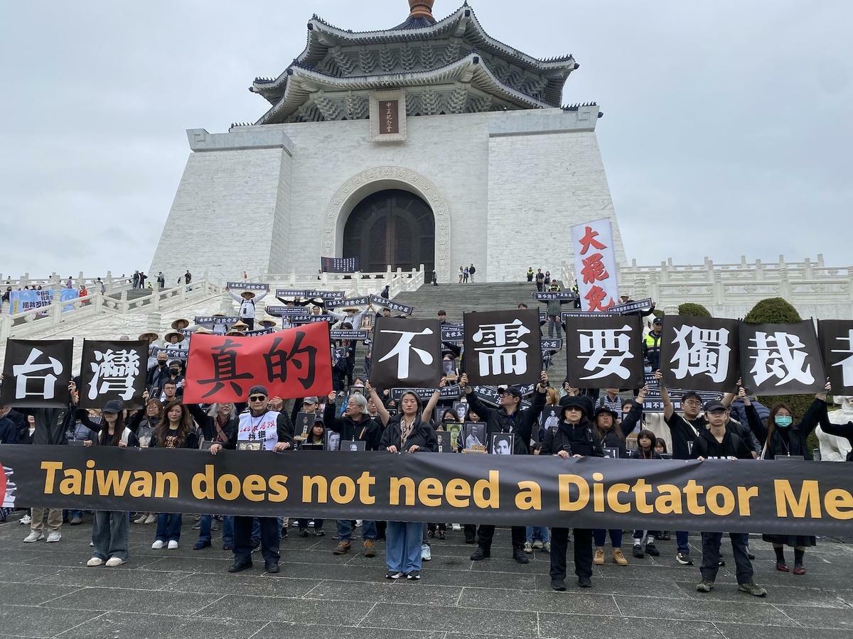 多個民間團體在前總統蔣介石過世50週年發起「台灣不需要獨裁者紀念堂」活動，要求關閉堂體，去除威權象徵。 圖：林朝億/攝（資料照片）