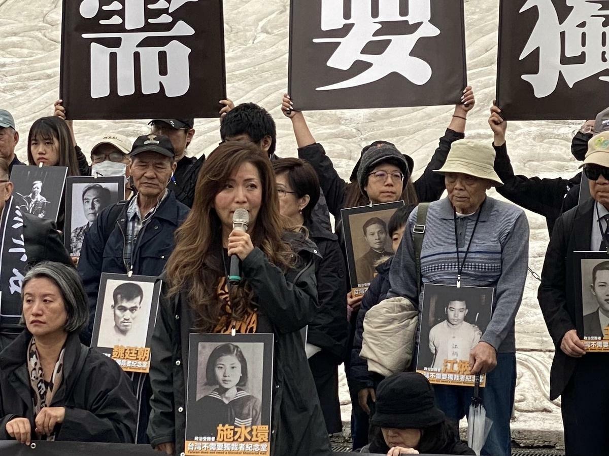 多個民間團體在前總統蔣介石過世50週年發起「台灣不需要獨裁者紀念堂」活動，要求關閉堂體，去除威權象徵。圖為辜寬敏基金會董事長王美琇 圖：林朝億/攝
