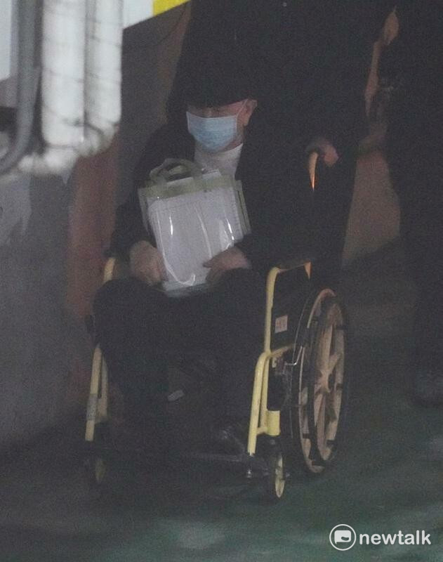 前威京集團主席沈慶京被送往台北地方法院出庭。 圖：張良一 / 攝