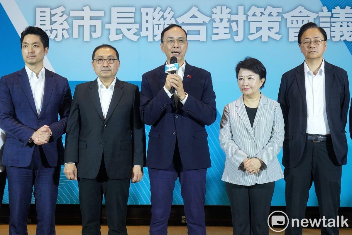 國民黨主席朱立倫和台北市長蔣萬安等多位縣市首長召開縣市長聯合對策會議，並在會後舉行記者會，提出因應美國提高關稅的對策。 圖：張良一/攝