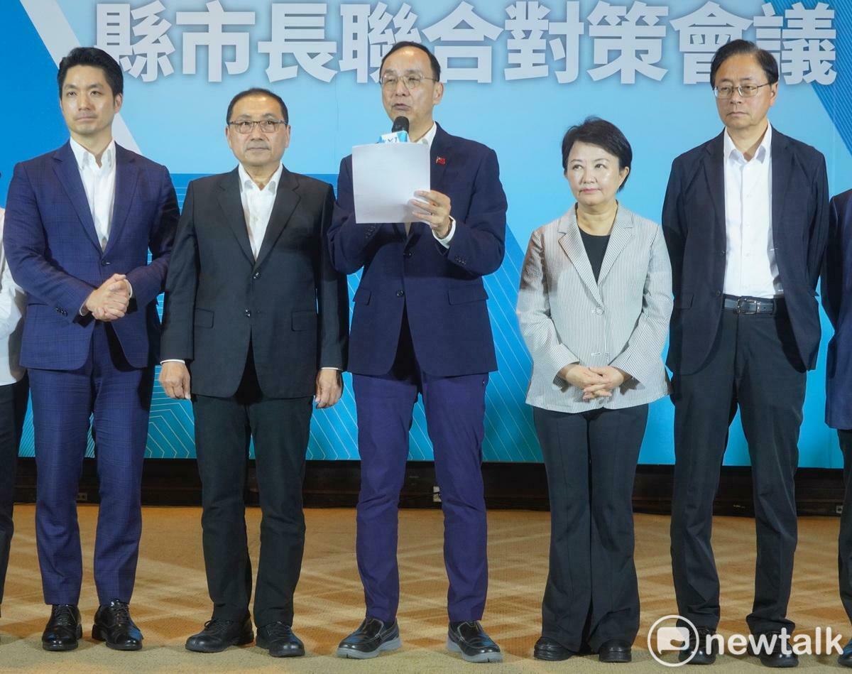 國民黨主席朱立倫和台北市長蔣萬安等多位縣市首長召開縣市長聯合對策會議，並在會後舉行記者會，提出因應美國提高關稅的對策。 圖：張良一/攝